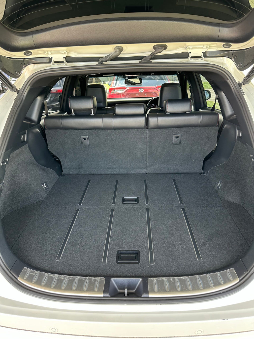 Toyota Harrier (Pearl White)