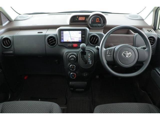 Toyota Spade (Purple)